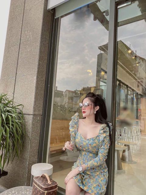 Đầm hoa cổ vuông phối bèo trên vai | BigBuy360 - bigbuy360.vn