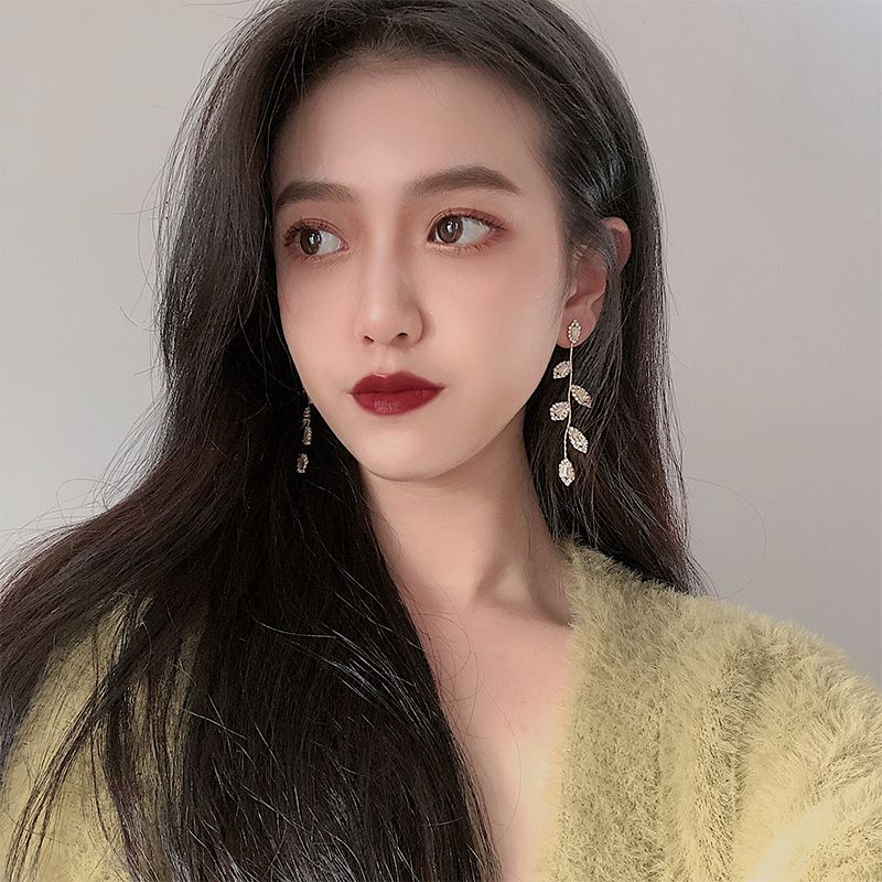 Đôi khuyên tai hình chiếc lá tua rua kiểu dáng thời trang