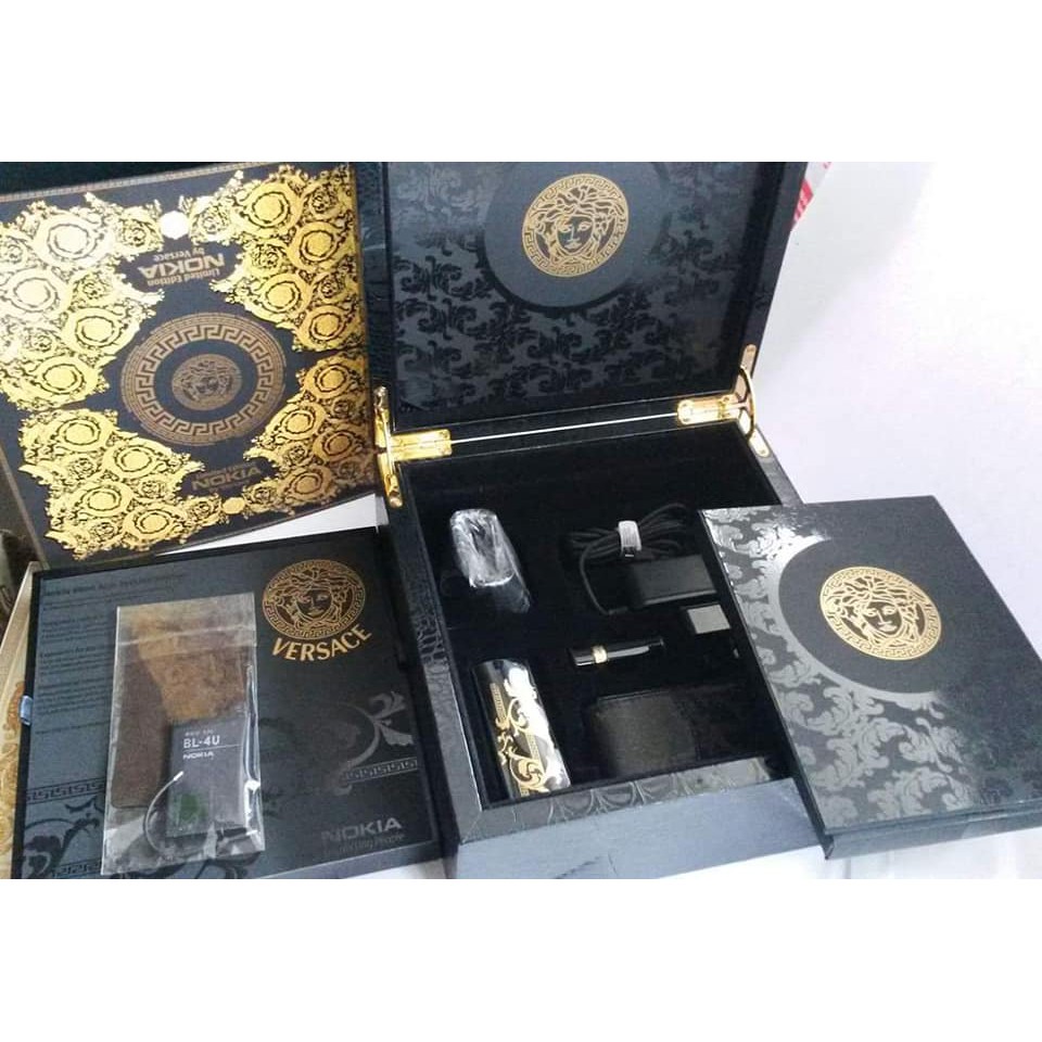 Điện thoại NOKIA 8800 Versace Hàng sưu tập, mới 100% do hãng versace design. Hộp gỗ với đầy đủ phụ kiện