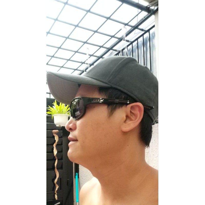 Kính mát nam Guess.