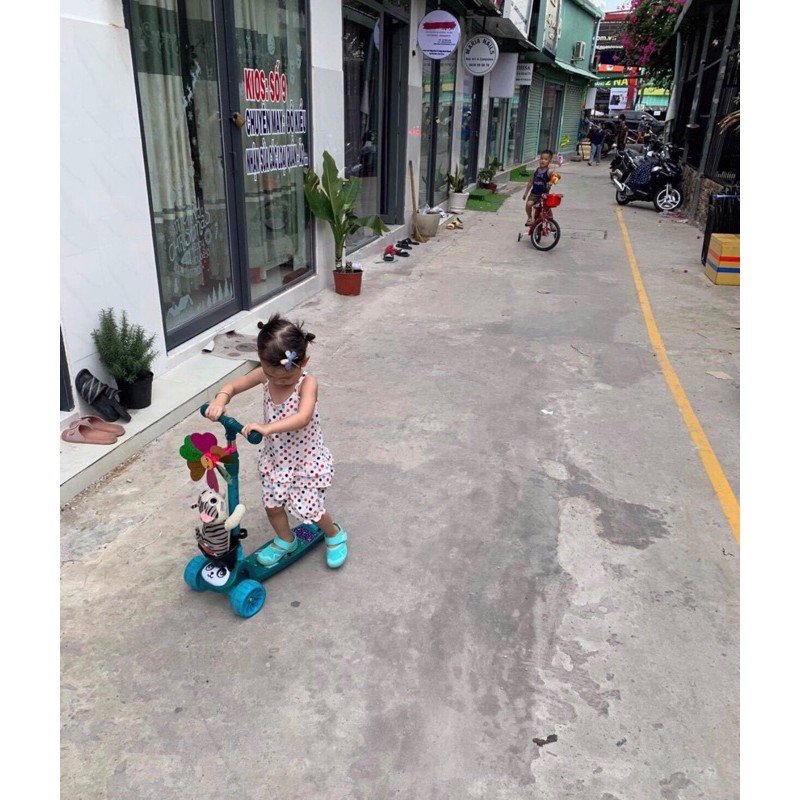 Xe trượt scooter cho bé, xe chòi chân có đèn nhạc, tặng kèm phụ kiện. (Xe gấu)