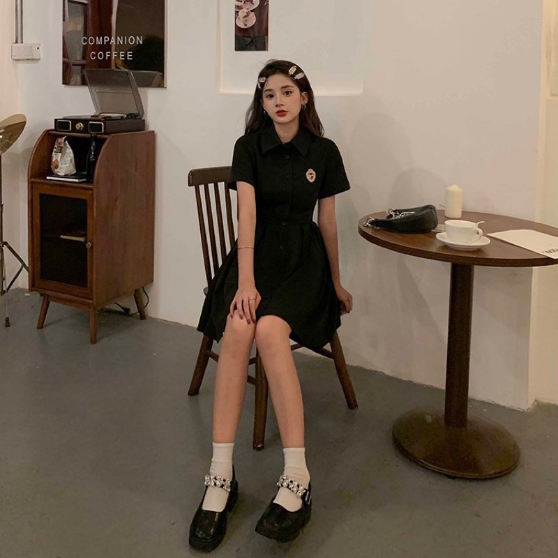 Váy đầm nữ cộc tay cổ bẻ sơ mi logo thắt nơ lưng màu đen freesize dáng a ngắn xòe học sinh ulzzang hàn quốc