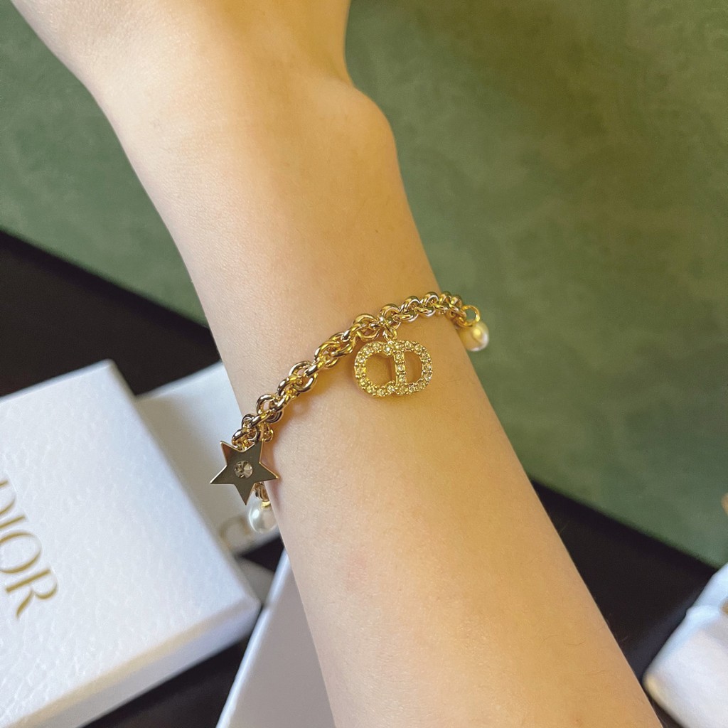 Vòng tay  phối hạt ngọc trai và ngôi sao phong cách retro sang trọng