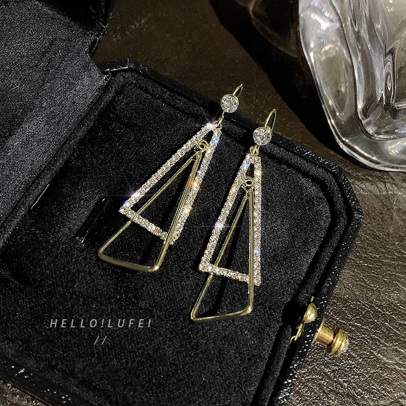 Hoa tai dáng dài hình tam giác phong cách thời trang