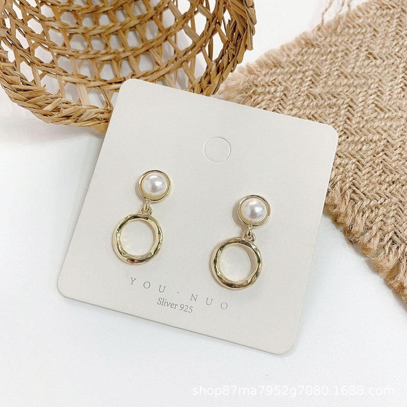 bông tai hạt châu nhân tạo và vòng tròn nhỏ xinh xắn