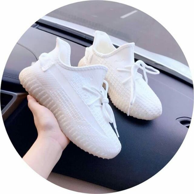 Giày sneaker đổi màu ra nắng phát sáng về đêm