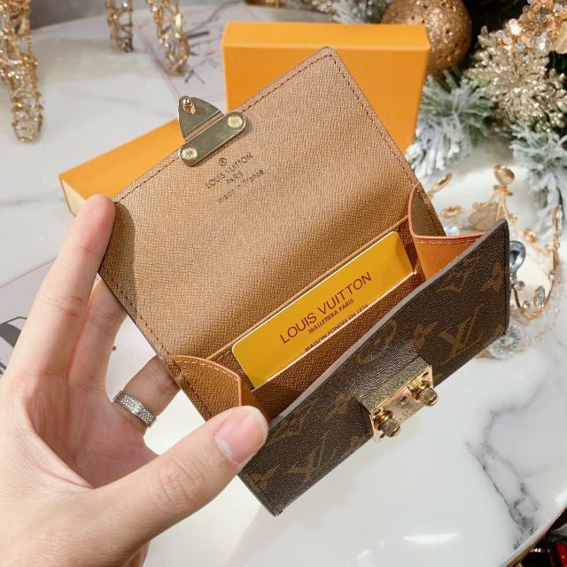 Ví V khoá sập (fullbox ảnh thật) | BigBuy360 - bigbuy360.vn