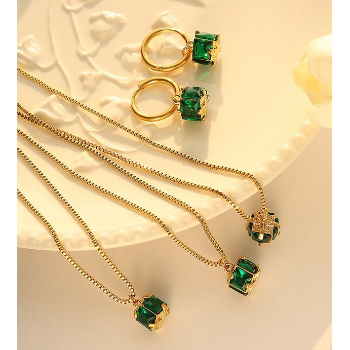 Bộ Trang Sức Bông Tai Và Dây Chuyền Đá Nhân Tạo Màu Xanh Lá Titan Ko Đen TT 4252