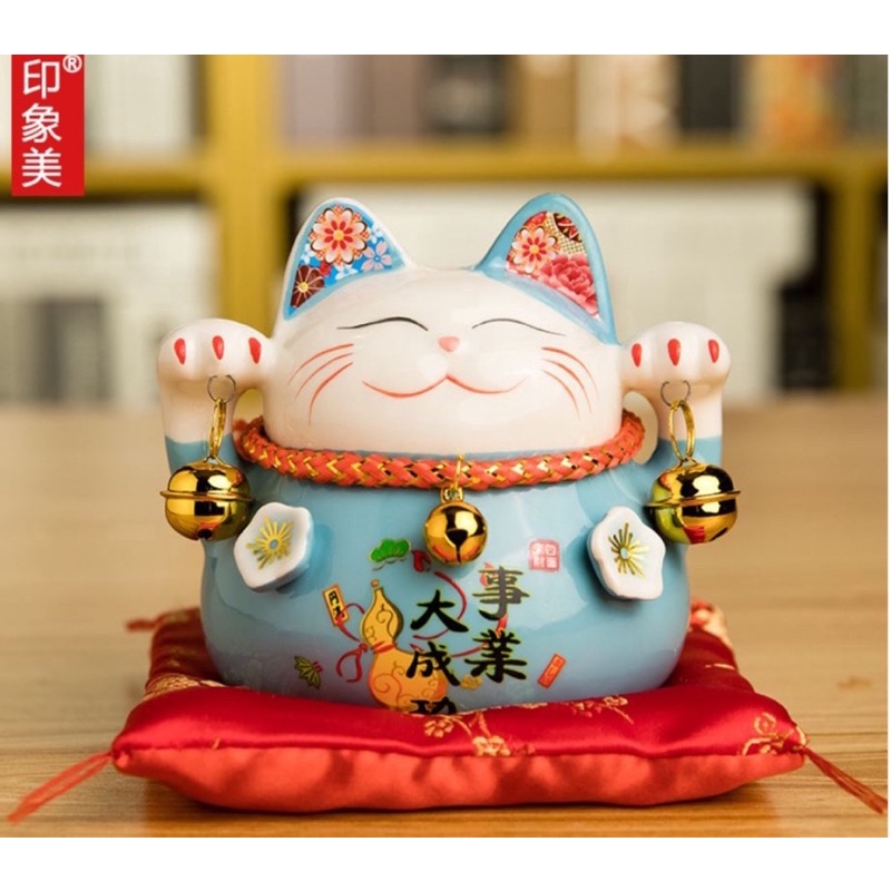 Mèo thần tài Maneki Neko. Gồm hộp + vải lót đỏ như hình.
