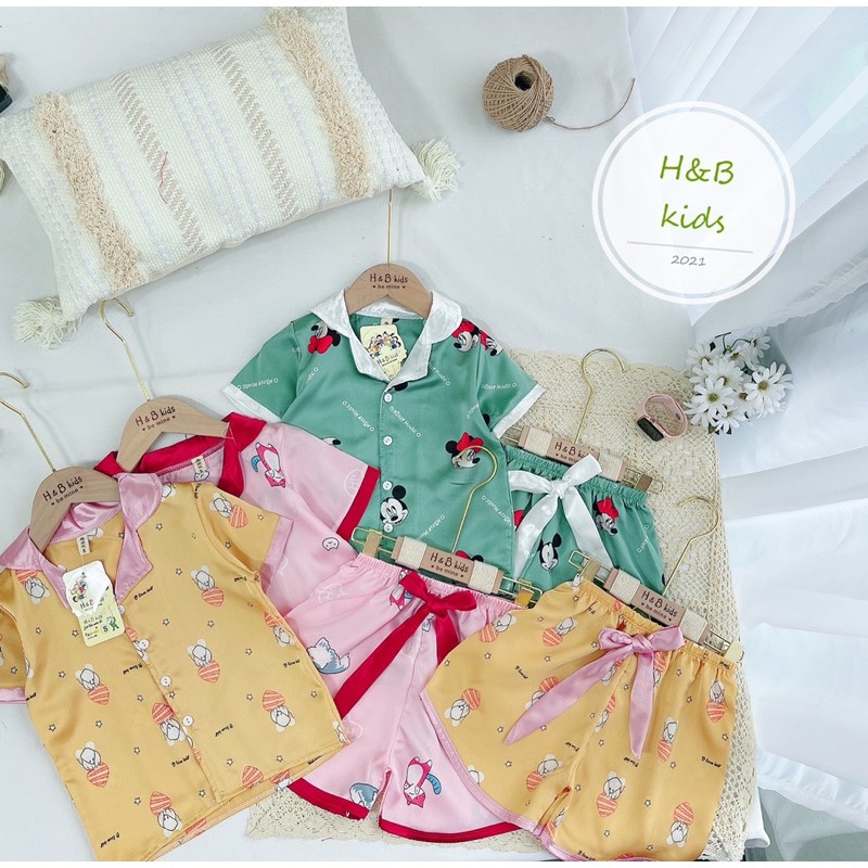 Bộ pijama lụa nơ nhiều hình bé gái