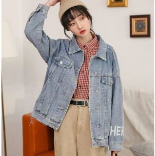 Áo khoác vintage in chữ ở tay