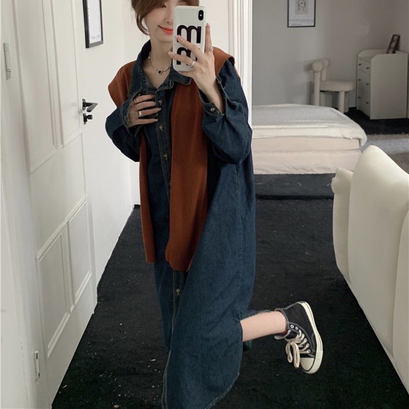 Đầm denim suông dáng sơ mi kèm khăn màu nâu vintage