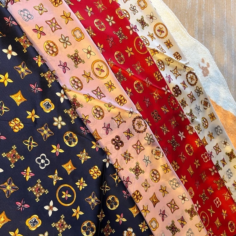 Khăn bandana lụa vuông hoạ tiết đối xứng size 70cm