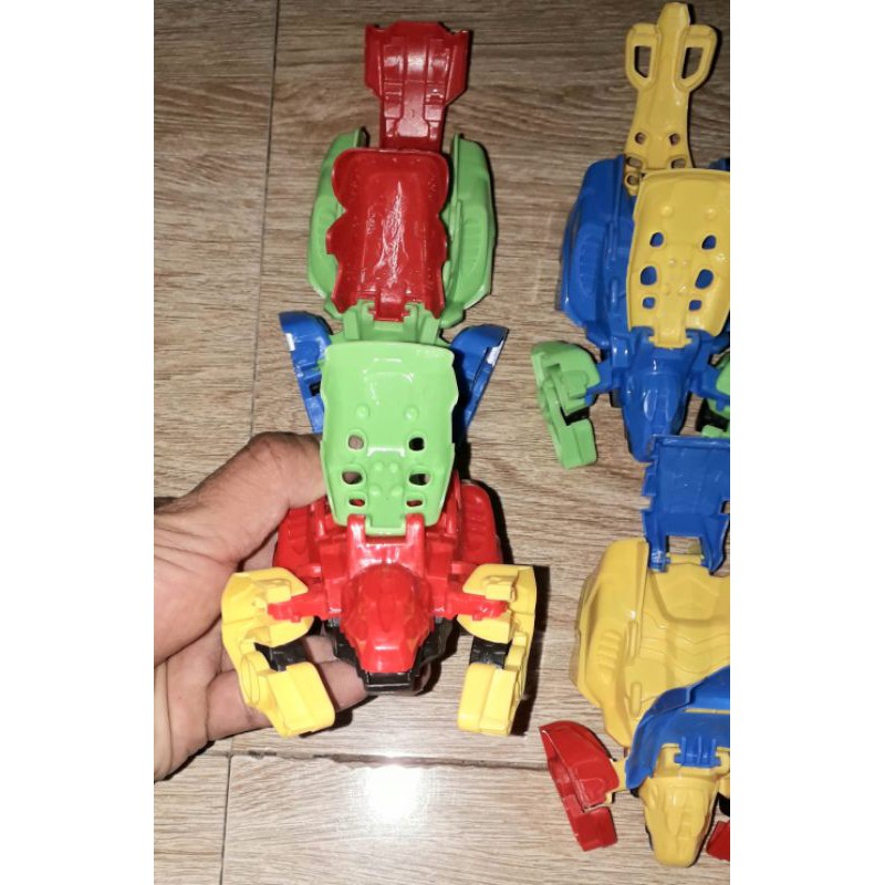 Lắp ráp một mô hình Xe biến thành Robot quái vật bằng nhựa