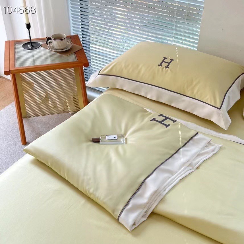 Bộ chăn hè ga gối phi lụa lạnh thêu chữ H Dreamhome