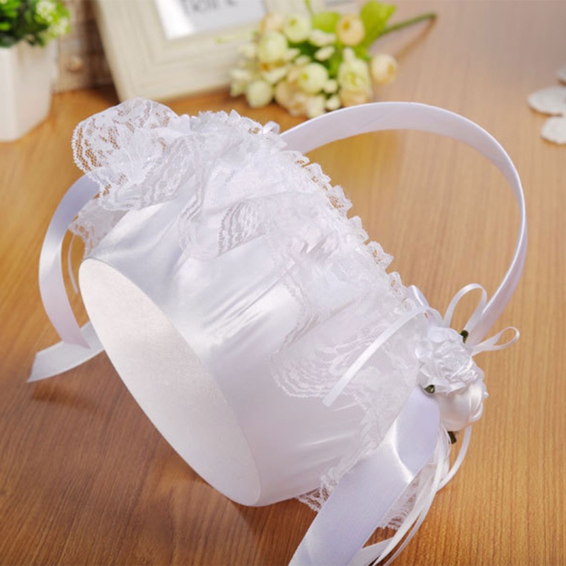 Giỏ Hoa Nhỏ Màu Trắng Phối Ren Và Hoa Giả Dùng Trang Trí Tiệc Cưới