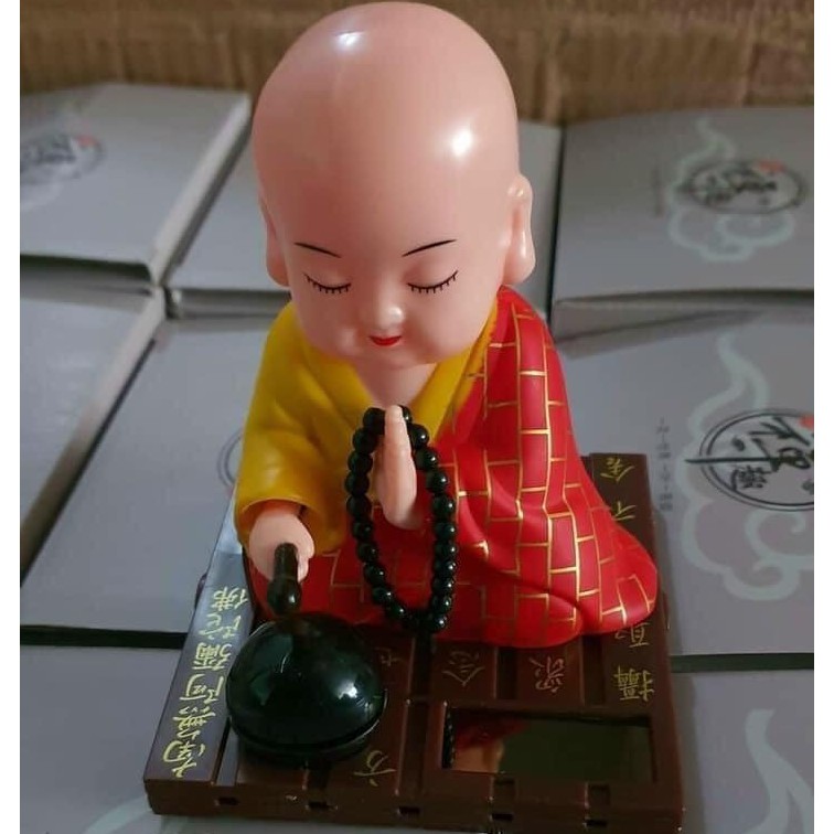 TƯỢNG CHÚ TIỂU GẬT ĐẦU TRANG TRÍ XE Ô TÔ SỬ DỤNG NĂNG LƯỢNG MẶT TRỜI GÕ MÕ TỤNG KINH CAO 11CM LOẠI LỚN NHẤT | BigBuy360 - bigbuy360.vn
