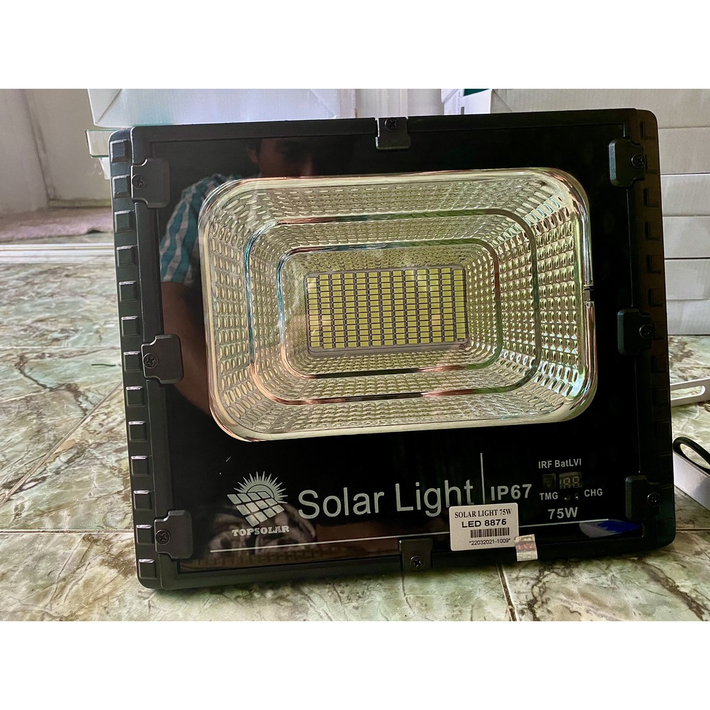 Đèn LED năng lượng mặt trời cảm biến thông minh 75W có điều khiển