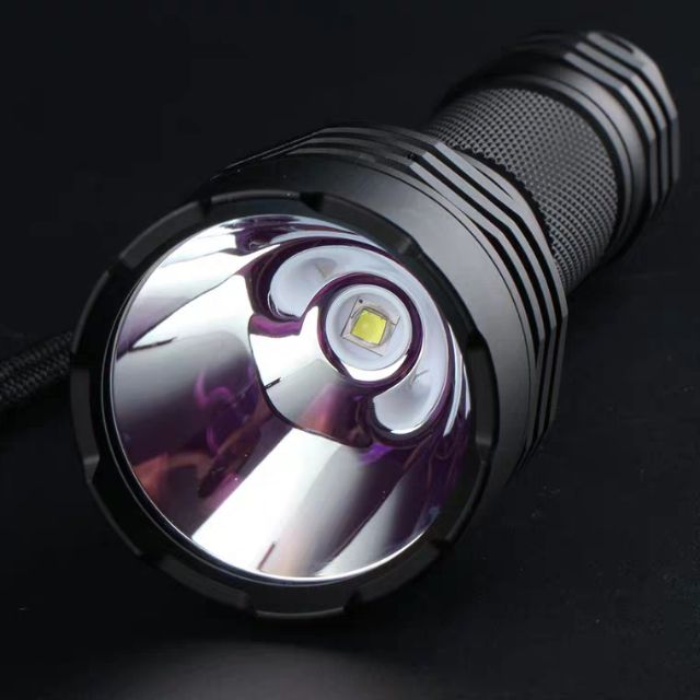 Đèn pin chính hãng Convoy C8+ C8 plus SST40 2000lm kính AR đế led đồng DTP choá trơn chiếu xa