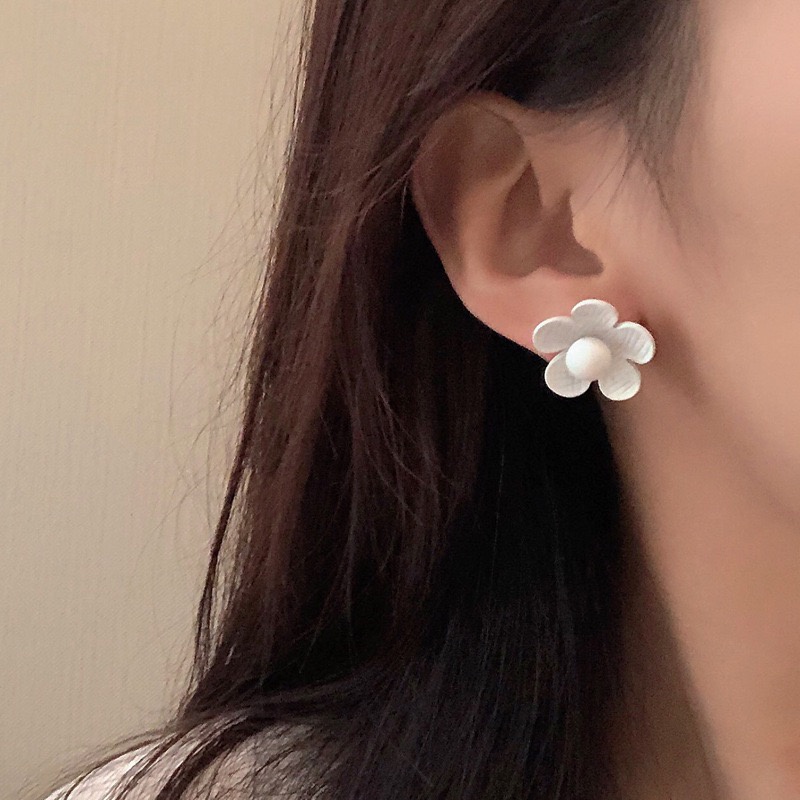 Bông tai đi biển hoa cúc Her Accessories chân xỏ bạc 925 H114