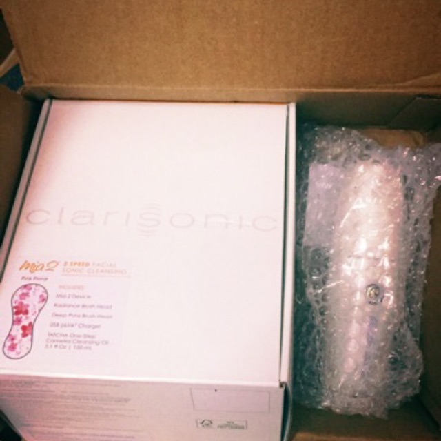 Tách set mỹ phẩm từ máy Clarisonic