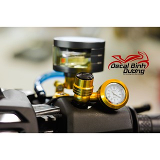 Đồng hồ mini gắn gương chiếu hậu.