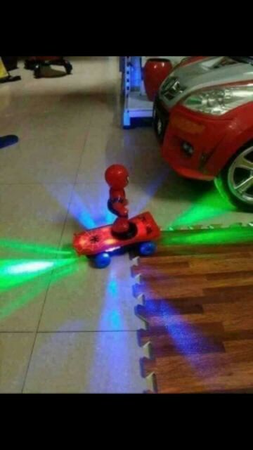 Siêu nhân lướt ván xoay 360 có nhạc có đèn cho bé