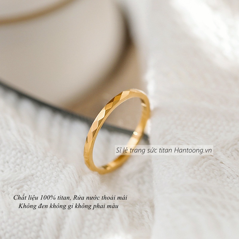 Nhẫn titan không gỉ mạ vàng 18k thiết kế họa tiết đơn giản thanh lịch dành cho nữ