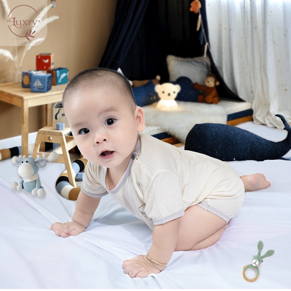 Bộ quần áo liền thân Body chip Luxry nền vàng be phối viền cho bé sơ sinh size từ 0 đến 12 tháng