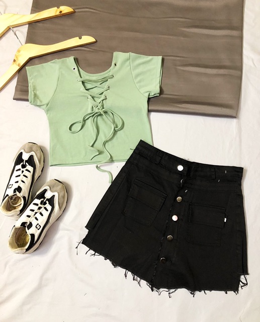 Chân váy có quần lưng cao phối nút | BigBuy360 - bigbuy360.vn