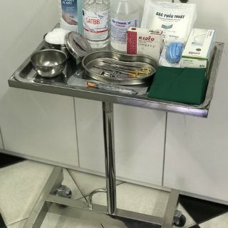 Bàn tít đựng dụng cụ phẫu thuật