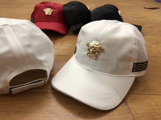 Mũ lưỡi trai vs