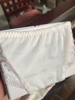 Quần lót Annie, hàng công ty