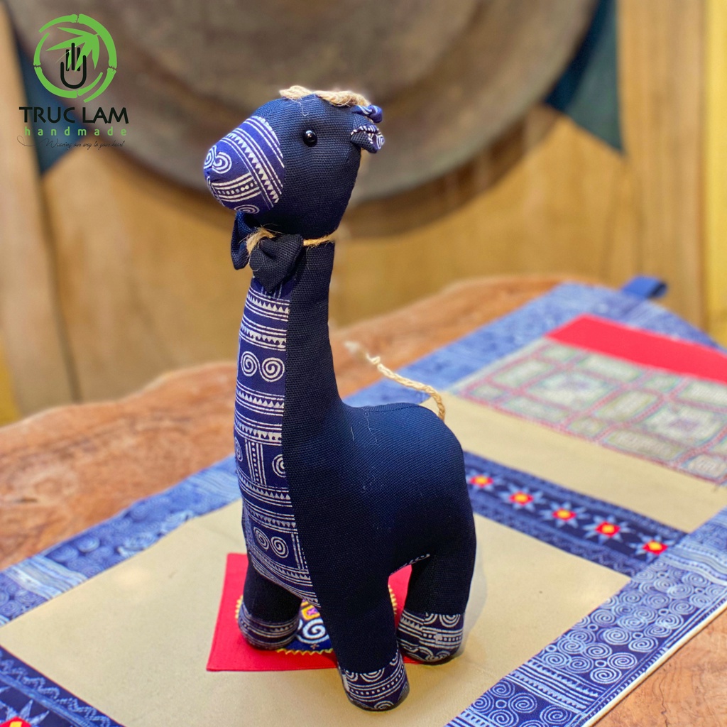 Đồ Chơi Cho Bé Thú Nhồi Bông Hình Con Hươu Cao Cổ Vải Thổ Cấm Sáp Ong Bông Gòn Cao Cấp – Trúc Lâm Handmade