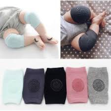 Lót bảo vệ đầu gối cho bé tập bò