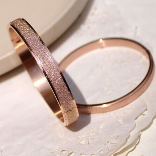 Vòng Tay Nam Có Phun Cát Màu Vàng Đồng Titan Ko Đen TT 2793