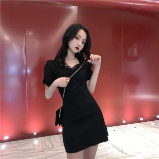 Đầm cổ vuông sáng xoè