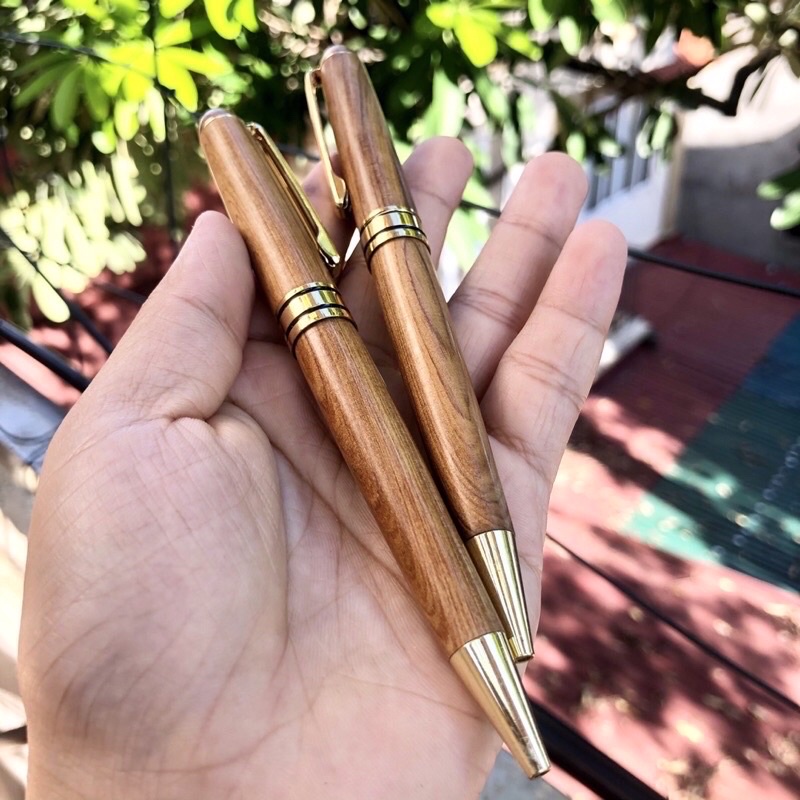Bút Ký Gỗ Tô Bách Hợp Nắp Xoay HAHANCO Thơm Mùi Gỗ Mang Lại May Mắn Tài Lộc- PEH994X