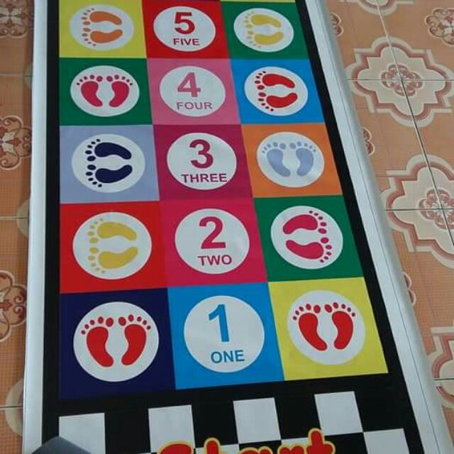 Bạt vận động hình số và bàn chân