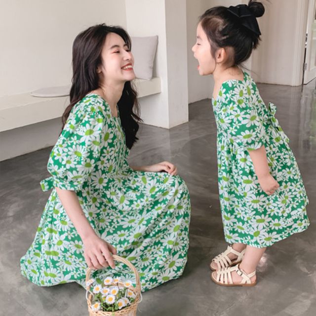 Set váy đôi mẹ và bé hoa cúc xanh