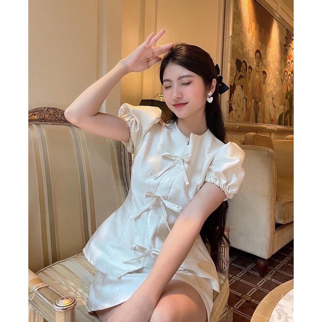EMILY TOP/ ÁO TAY PHỒNG CHẤT TAFTA THÊU HOA