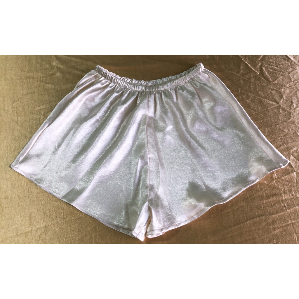 Quần đùi lụa Satin mặc ngủ freesize dưới 60kg | BigBuy360 - bigbuy360.vn