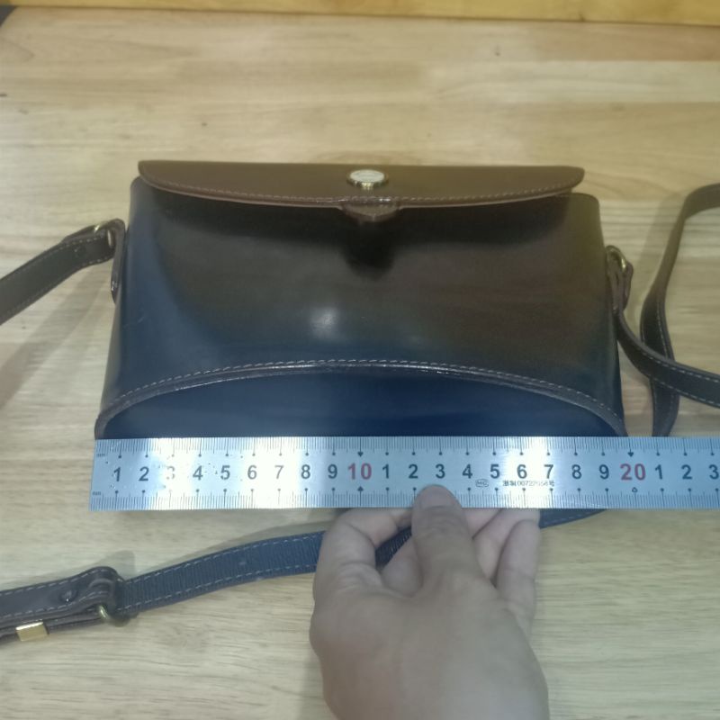 Túi đeo chéo da cứng phom hộp secondhand 040722