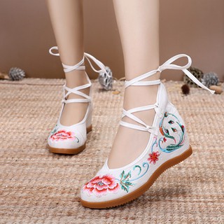 Giày Thêu cao 7cm phong cách cổ trang Mẫu đơn dây đan màu trắng