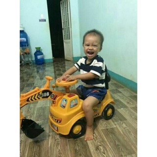 Xe cẩu chòi chân cho bé