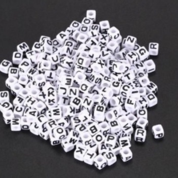 5-10 hạt nhựa, hạt chữ cái nền trắng chữ đen - hạt nhựa vuông đan vòng, chọn chữ cái