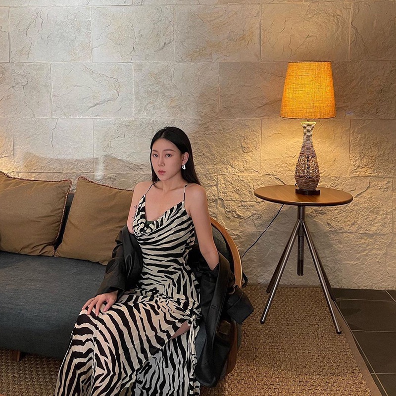 Đầm dài DUNEA xẻ tà họa tiết kẻ sọc hở lưng quyến rũ cho nữ