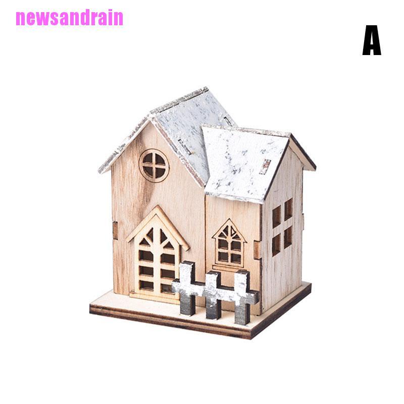 Nhà gỗ có đèn trang trí giáng sinh đáng yêu