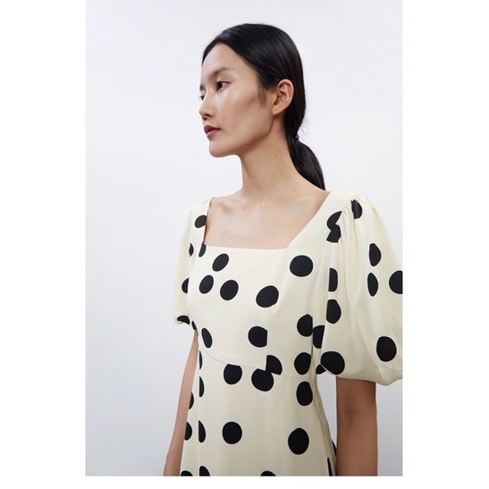 Đầm chấm bi lụa Urban Revivo