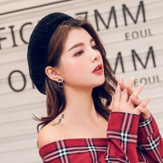 Hoa tai tròn đá đen